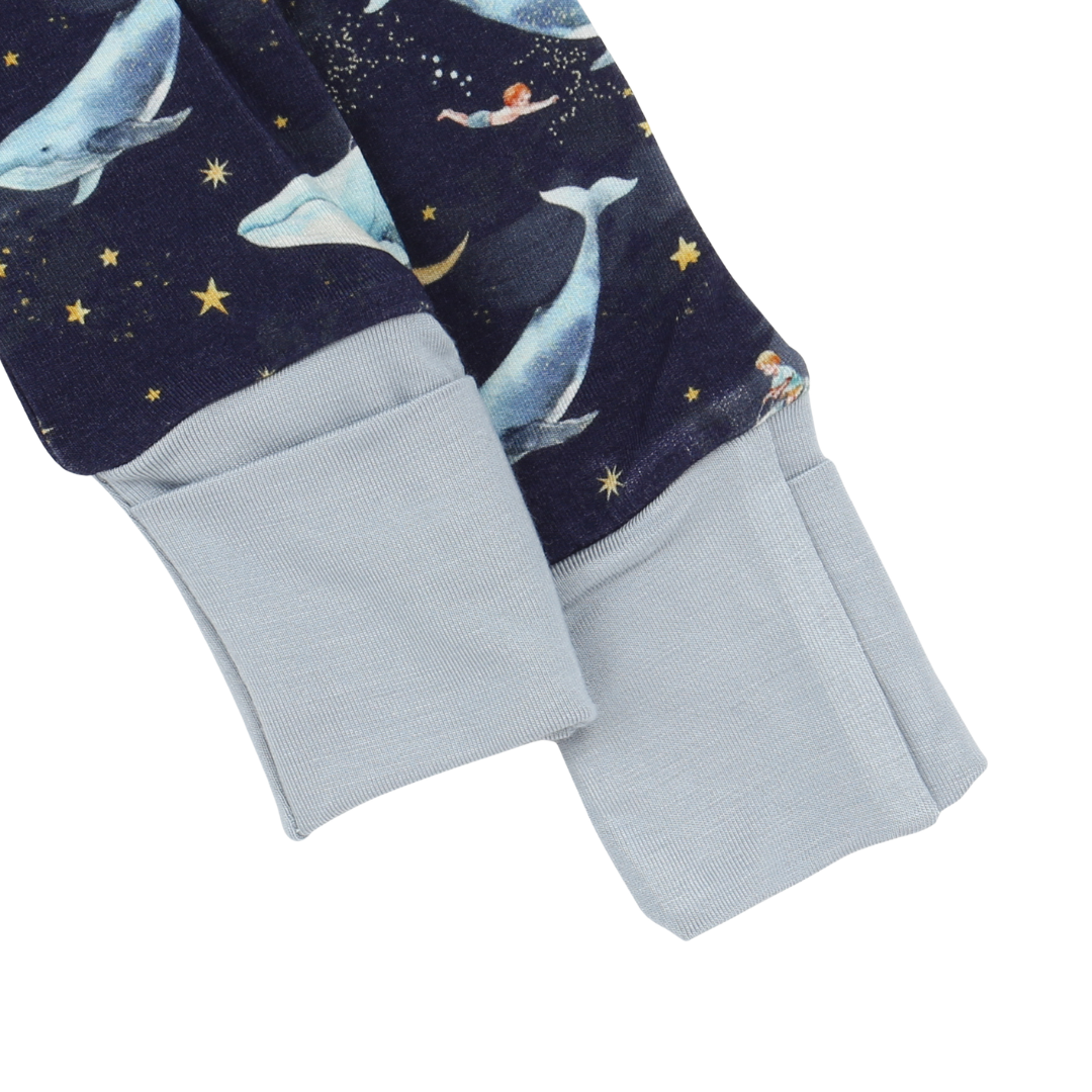 Children's leggings with whale and star pattern on a navy background